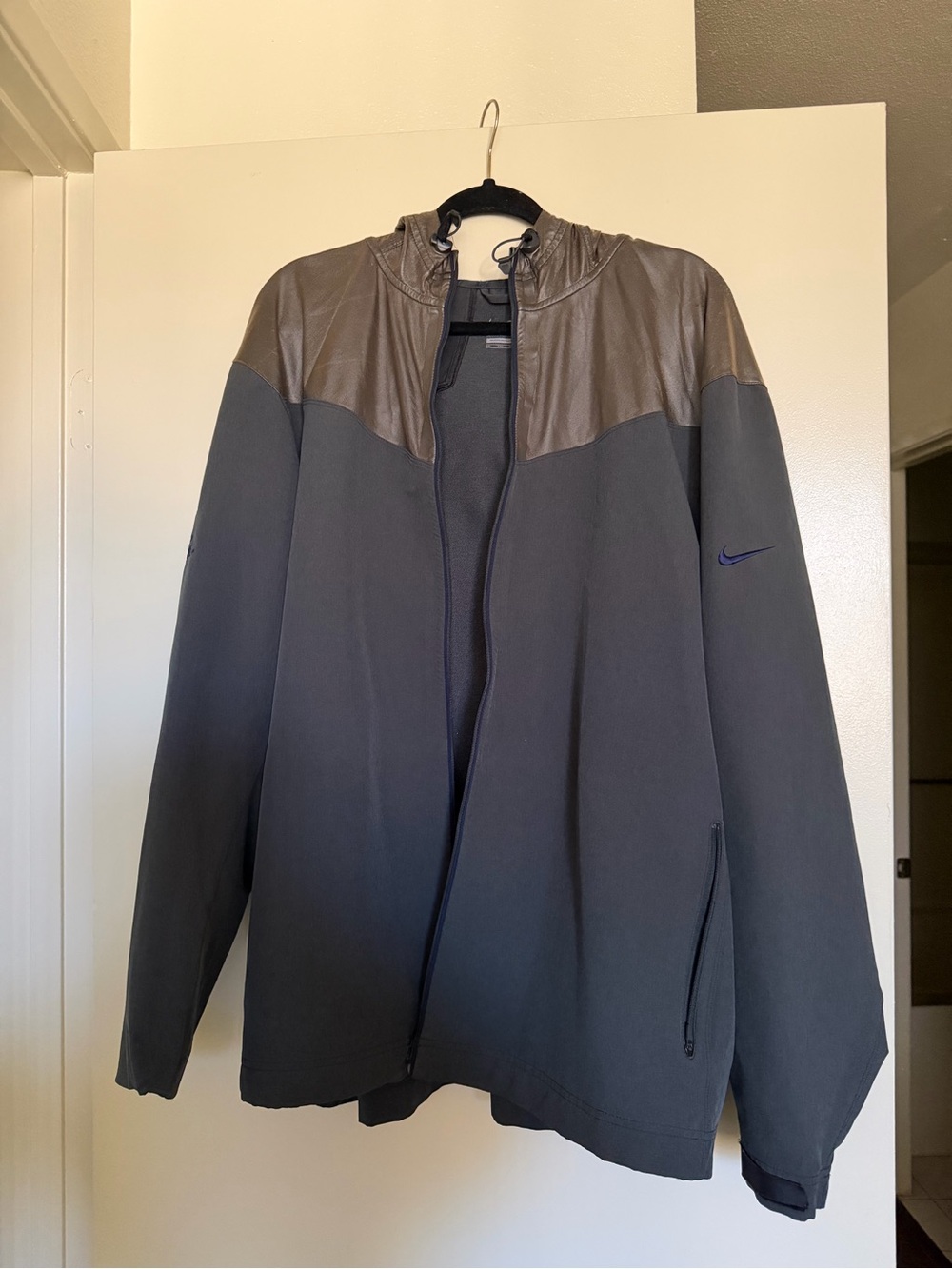 Nike Men’s Dark Gray & Brown Lightweight Zip Jacket